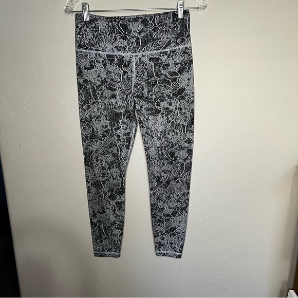 Athleta Elation Graffiti 7/8 Black/White High Rise Powervita Athletic Leggings - Picture 3 of 9